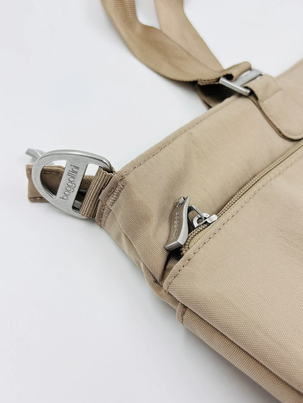 Baggallini Avenue Tote Travel Laptop Bag Purse Beach Beige